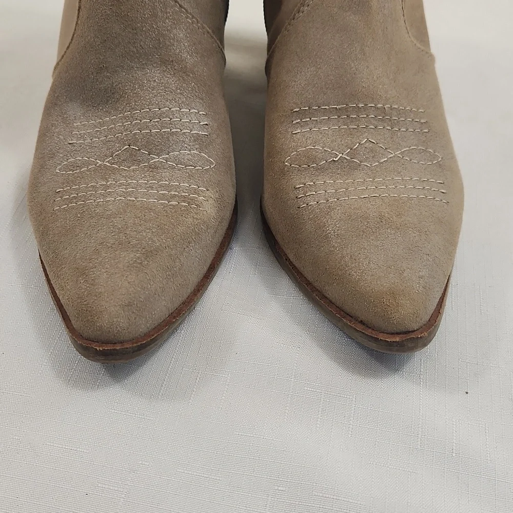 Lucky Brand Goddiy Western Ankle Booties. Taupe Suede. Size 6